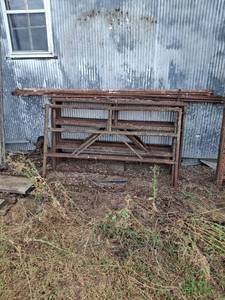 lot 1347 image: Scaffolding - 10 Uprights and 6 Cross Braces