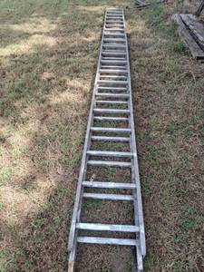 lot 1348 image: Aluminum Extension Ladder - 40ft