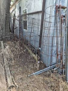lot 1352 image: Metal Tomato Cages Support Stakes - 6 Large, 4 Small