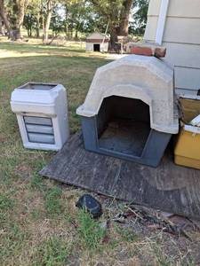lot 1363 image: Large Plastic Pet Igloo Doghouse