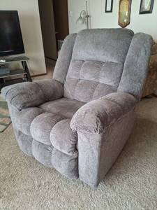 lot 1367 image: Gray Upholstered Recliner