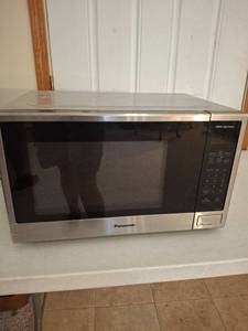 lot 1391 image: Panasonic 1100W High Power Microwave