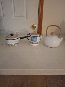 lot 1392 image: 3-Piece Enamelware Set