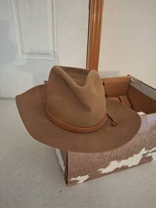 lot 1398 image: Resistol Self-Conforming 4X Beaver Cowboy Hat - Size 7 18