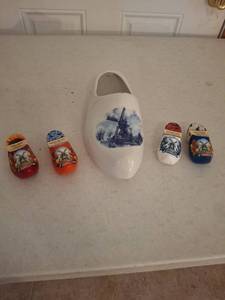 lot 1401 image: Holland Delft Blue Ceramic Clog and Souvenir Miniatures