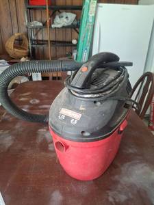 lot 1411 image: Craftsman 1.75 Peak HP 2.5 Gallon Wet Dry Vacuum with Hose