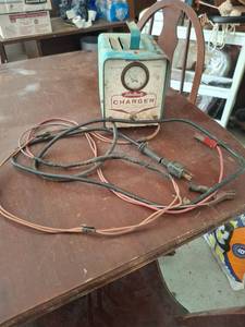lot 1420 image: Silver Beauty Model 206 Battery Charger - 6-8-12 Volt, 6 Amps