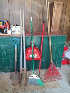 lot 1422 image: Garden Tools Lot - Shovel, Rakes, Broom, Post Hole Digger
