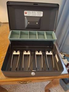 lot 1457 image: SentrySafe Cash Box with Coin Tray - NO KEY