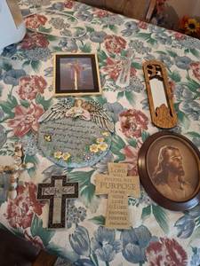 lot 1466 image: Religious Decor Lot