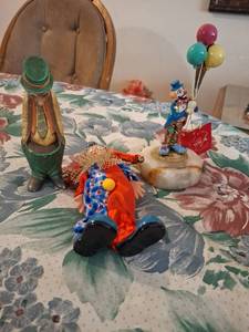 lot 1470 image: Lot of 3 Clown Figurines