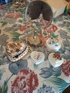 lot 1472 image: Decorative Tabletop Mirror With Trinket Boxes