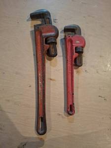 lot 1482 image: 2 Pipe Wrenches - 14 inch, 18 inch