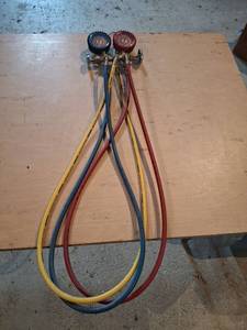 lot 1499 image: 2-Valve Refrigerant Manifold Gauge Set