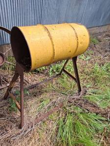 lot 1518 image: Open-End Barrel on Metal Stand