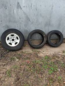 lot 1533 image: Lot of 3 Vehicle Tires 1 Mounted on Wheel, 2 Unmounted