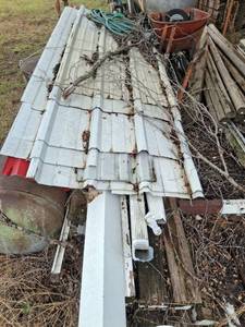 lot 1535 image: Metal Lot - Corrugated Metal and Posts