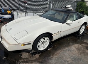 lot 5 image: 1988 35th Anniversary Corvette Automatic White Special Edition READ DISCRIPTION