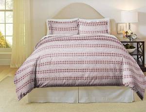 lot 2053 image: Pointehaven 180 GSM Cotton Flannel Duvet Set - FullQueen, Isle Flake, red