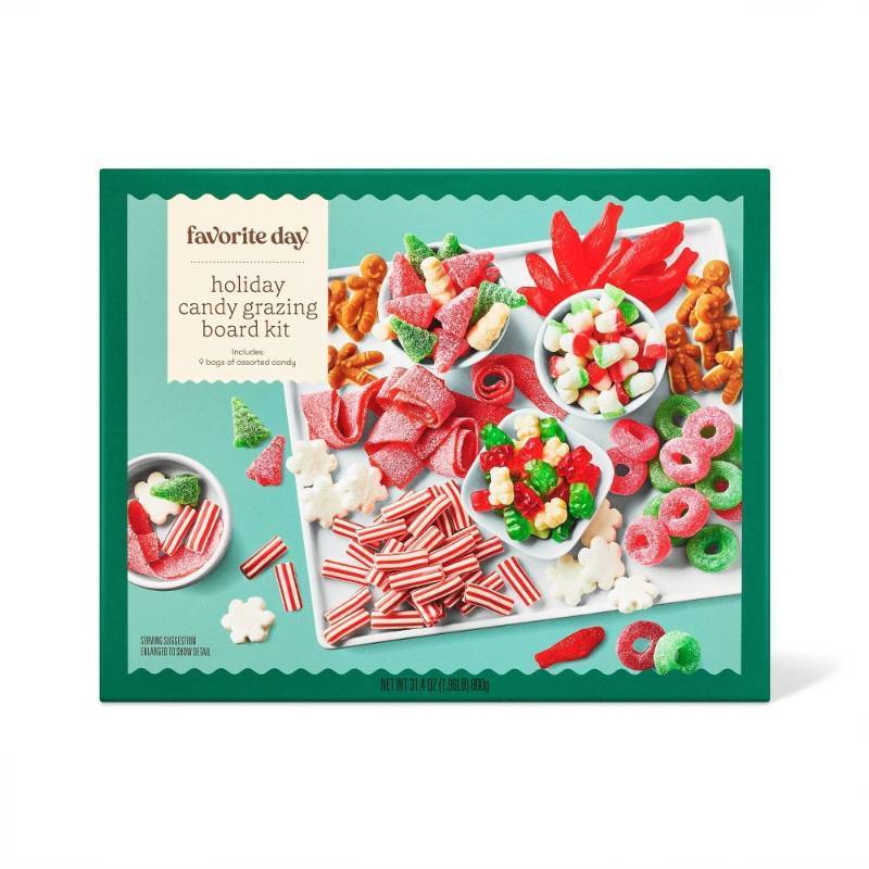 lot 6820 image: Christmas DIY Candy Charcuterie - 31.4oz - Favorite Day