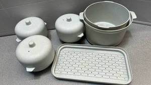 lot 7716 image: 5-Piece Cookware Set with Lids and Strainer