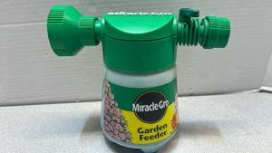 lot 7720 image: Miracle-Gro Garden Feeder Hose-End Applicator