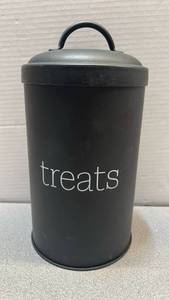 lot 7739 image: Auld Home Designs Treats Container with Lid and Handle