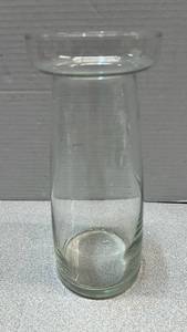 lot 7771 image: Glass vase