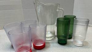 lot 7816 image: Drink wear lot of 7 plastic cups and 1 glass pitcher
