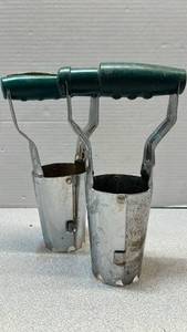 lot 7828 image: Garden Tool with Dual Cylindrical Cups Green Handle