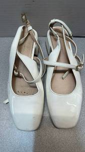 lot 7842 image: Womans white heel Shoes with Ankle Straps size 5