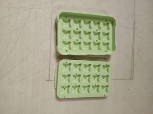 lot 18910 image: Star-Shaped Ice Cube Mold Tray Green 2-Piece Set