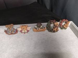 lot 6437 image: Lot of 5 Decorative Bear Figurines with Floral and Heart Accents Lapel pins