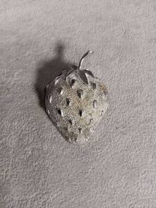 lot 6441 image: Strawberry Brooch Pin with Stem and Leaf Detail
