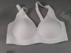lot 840 image: 34 A White Bra - Retail $0