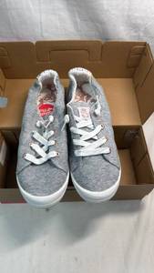 lot 22 image: Roxy Bayshore III FDG Size 8 Youth Canvas Sneakers