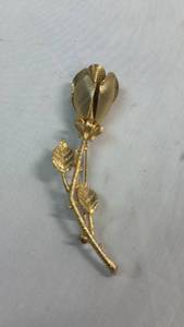 lot 28 image: Gold Tone Flower Brooch Pin with Stem and Leaves