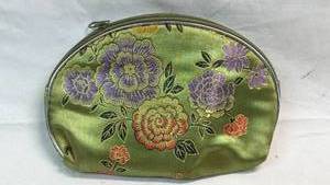 lot 35 image: Embroidered Floral Coin Purse Green