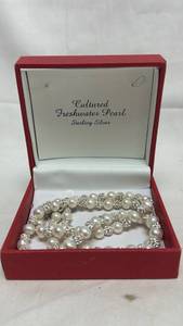 lot 182 image: Cultured Freshwater Pearl Sterling Silver Necklace Bracelet Set
