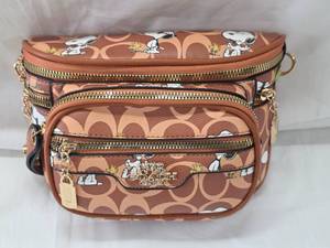 lot 23 image: Beautiful brand new Snoopy themed crossbody bag with shoulder strap and matching coin bag