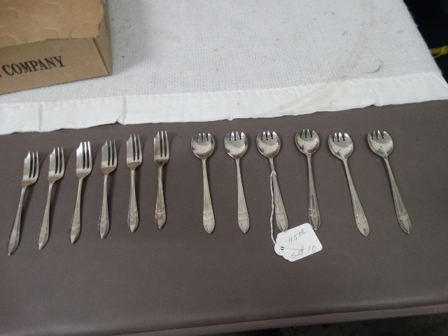 lot 1537 image: Lot of Sheffield England Cutlery
