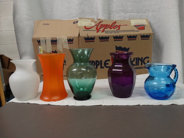 lot 1546 image: Lot of Assorted Colored Vases