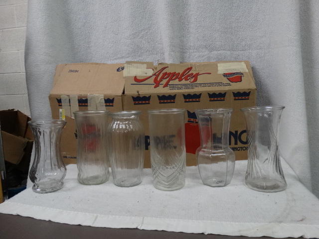 lot 1547 image: Lot of 6 Glass Vases