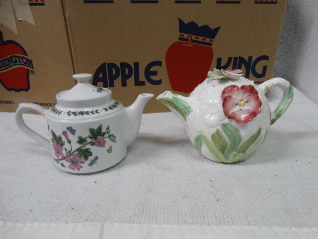 lot 1552 image: Lot of 2 Tea Pots