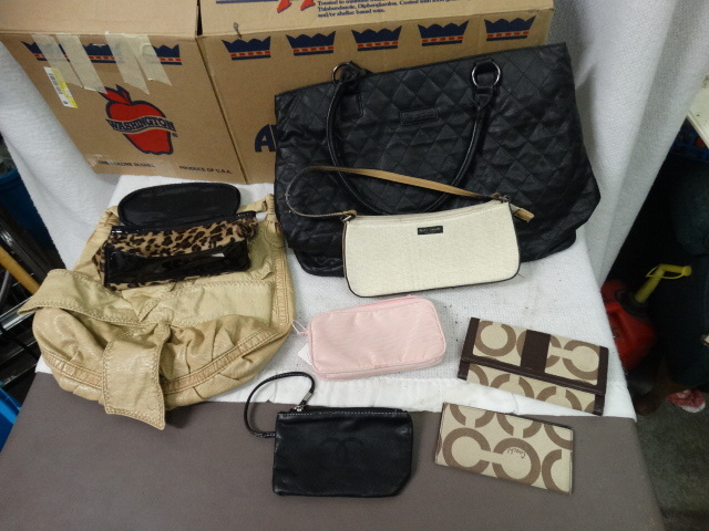 lot 1581 image: Lot of Misc. Bags