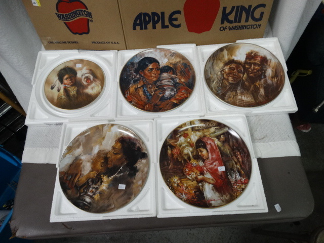 lot 1589 image: Lot of Decorative Plates