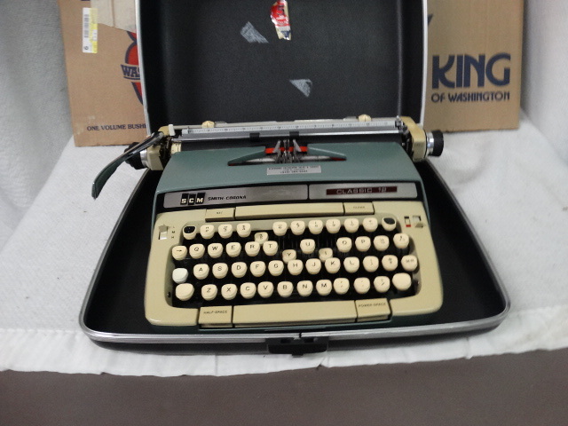 lot 1592 image: Smith-Corona Classic 12 Typewriter in Carrying Case