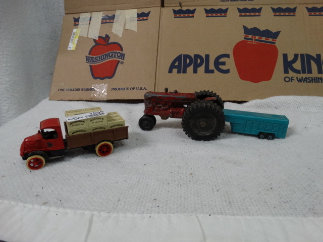 lot 1595 image: ERTL Anheuser-Busch Inc Bank Truck and ERTL Tractor