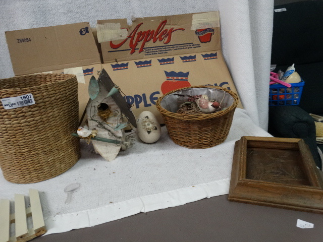 lot 1607 image: Lot of Home Decor