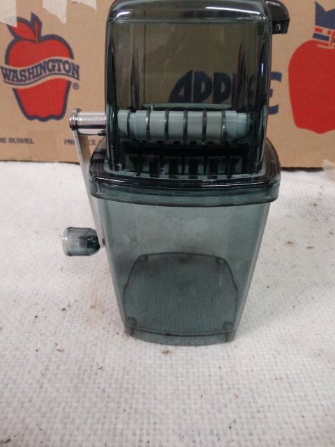 lot 1615 image: Hand Crank Food Chopper